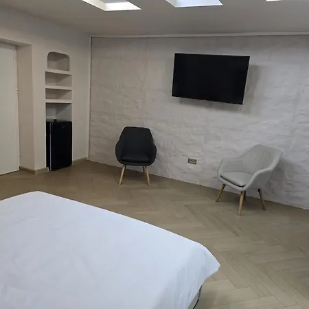 לינה וארוחת בוקר Luxinn 3*