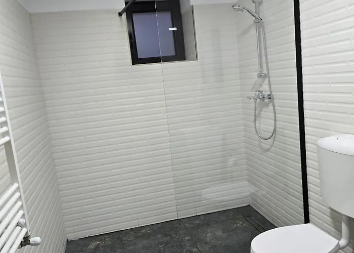 לינה וארוחת בוקר Luxinn 3*